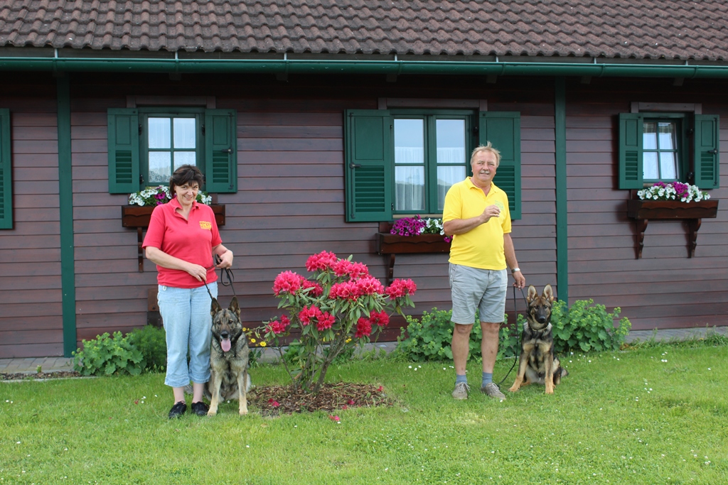 Alfred Scheer und Team vor der Hundepension